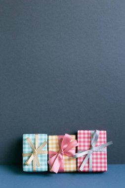 Masada renkli hediye kutuları var. Donanma mavi duvar arkaplanı