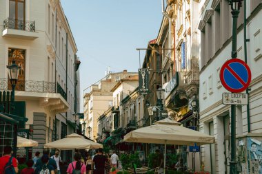Bükreş, Romanya - 27 Temmuz 2019: Strada Franceza eski kasaba restoranı ve cafe caddesi
