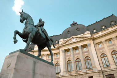 Bükreş, Romanya - 27 Temmuz 2019: Merkez Üniversitesi Kütüphanesi ve Kral I. Carol heykeli
