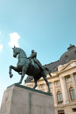 Bükreş, Romanya - 27 Temmuz 2019: Merkez Üniversitesi Kütüphanesi ve Kral I. Carol heykeli