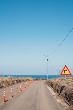 Kore 'deki Jeju adasındaki sahil yolu.