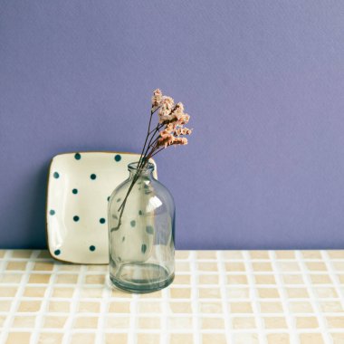 Masada kırmızı kuru çiçek vazosu. mor duvar arkaplanı. ev içi