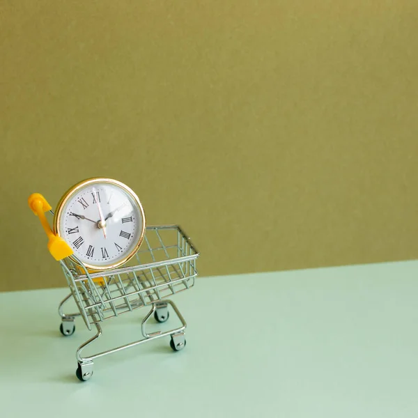 Relógio Carrinho Compras Céu Azul Fundo Cáqui — Fotografia de Stock