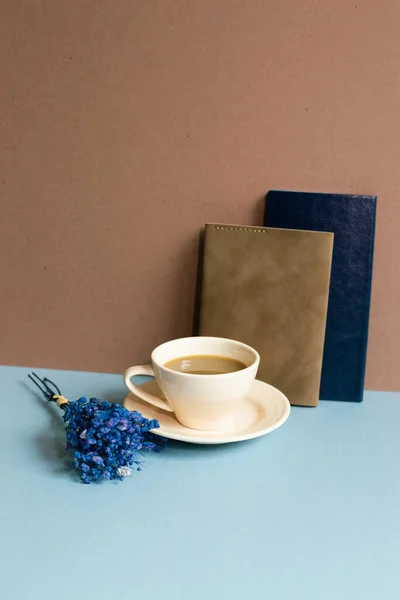 Cuaderno Taza Café Flores Secas Escritorio Azul Fondo Pared Marrón — Foto de Stock