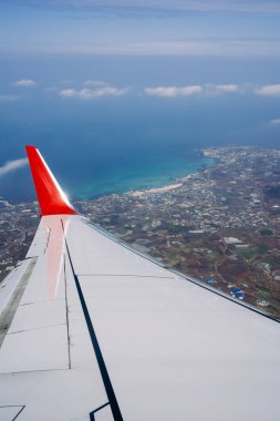 Jeju adasının ve denizin uçaktan görünüşü.