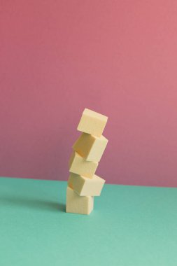 Nane yeşili masada bir yığın makyaj süngeri. pembe duvar arkaplanı