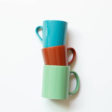 Beyaz arka planda izole edilmiş renkli bardak. Üst görünüm, boşluk kopyala