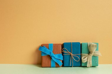 Hediye kutuları masada. turuncu arkaplan