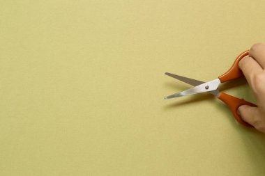 Makas ve haki yeşili bir arka plan. Üst görünüm, boşluk kopyala