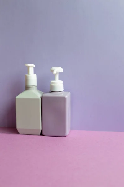 Botellas Champú Plástico Sobre Mesa Púrpura Fondo Pared Púrpura — Foto de Stock