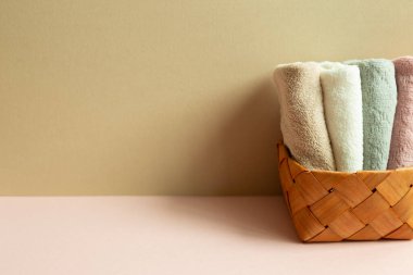 Havlular pembe masanın üzerinde. bej duvar arkaplanı