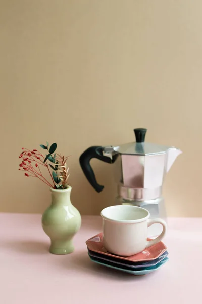 Kaffeekanne Tasse Trockene Blumen Auf Rosa Tisch Beige Wand Hintergrund — Stockfoto