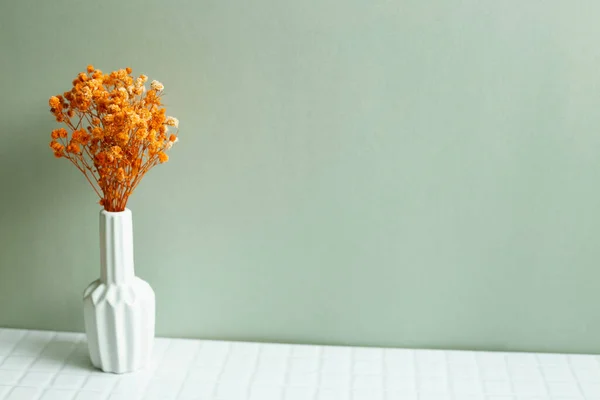 Ваза Апельсиновой Гипсофилы Белом Столе Зеленая Стена Хаки — стоковое фото