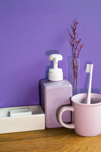 Accesorios Baño Objetos Higiene Sobre Mesa Madera Fondo Pared Púrpura — Foto de Stock