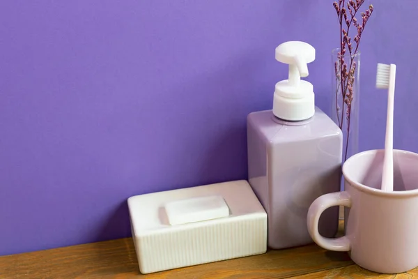 Accesorios Baño Objetos Higiene Sobre Mesa Madera Fondo Pared Púrpura — Foto de Stock