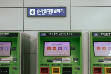 Ansan, Kore - 18 Eylül 2022 Metro istasyonu bilet otomatı