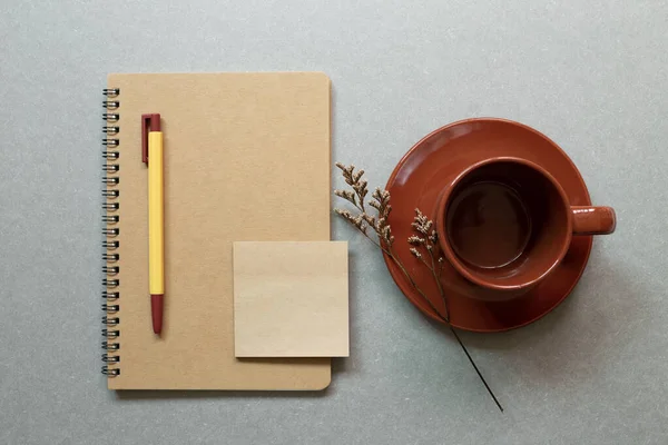 Cuaderno Marrón Bolígrafo Taza Café Sobre Fondo Gris Escritorio Espacio — Foto de Stock