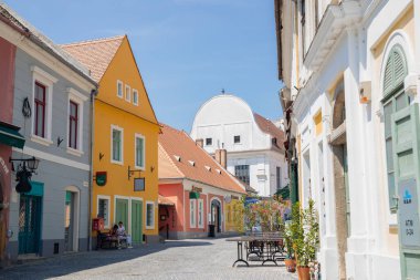 Szentendre, Macaristan - 26 Haziran 2019: Szentendre eski kasaba sokağı