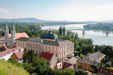 Macaristan 'daki Esztergom eski kenti ve Tuna Nehri' nin panoramik manzarası