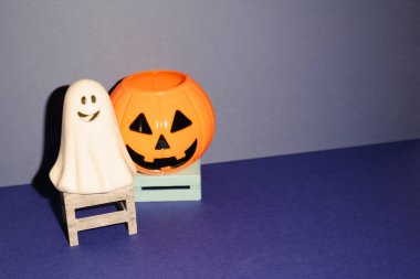 Cadılar Bayramı partisi dekoru, mavi arka planda hayalet ve balkabağı