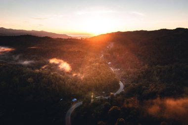 Dağlar ve ağaçlar kırsal bir köyde, sabah