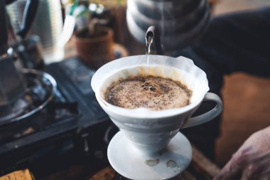 Sabahları kırsal bir kafede kahve dökerim.