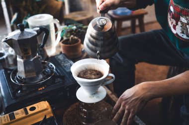 Sabahları kırsal bir kafede kahve dökerim.