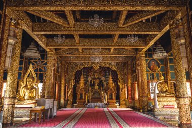 Chiang Mai, Tayland 'daki Altın Tapınağı gezin.