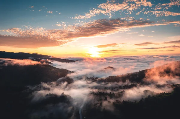 Die Sonne Geht Nebel Auf Und Die Berge Morgen Morgennebel — Stockfoto