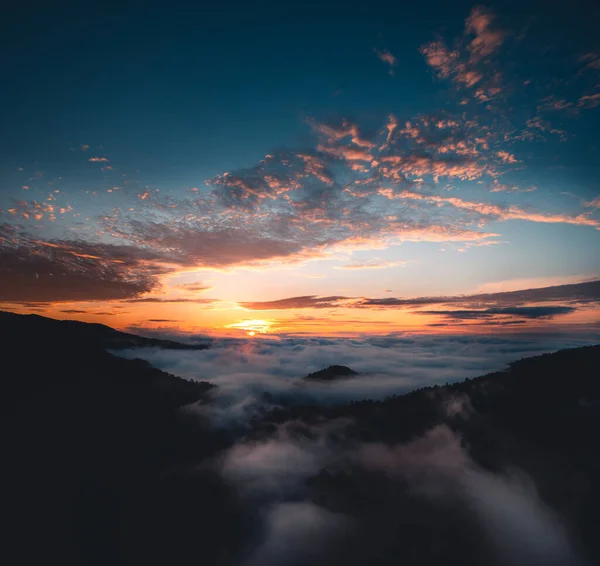Güneş Sislerin Içinde Yükselir Dağlar Sabah Sisli Olur — Stok fotoğraf