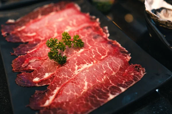 Shabu Bœuf Tranché Dans Une Assiette Noire Dans Restaurant Boeuf — Photo