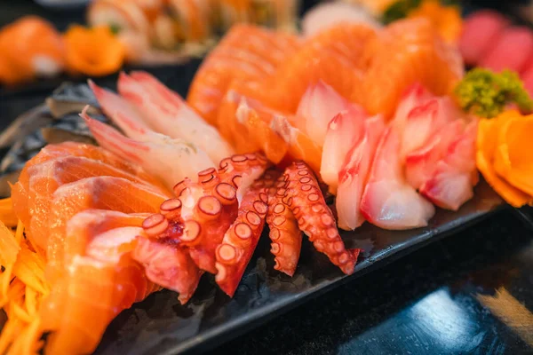 在一家日本餐馆的盘子里放着生鱼片寿司和沙希姆 — 图库照片