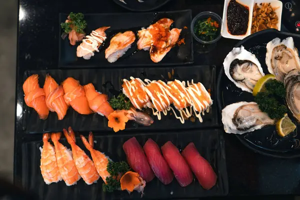 Sushi Černém Talíři Japonské Restauraci Smíšené Sushi — Stock fotografie