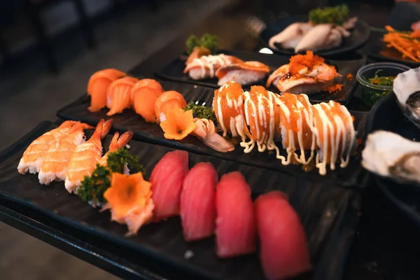Sushi Svart Tallrik Japansk Restaurang Mixed Sushi — Stockfoto