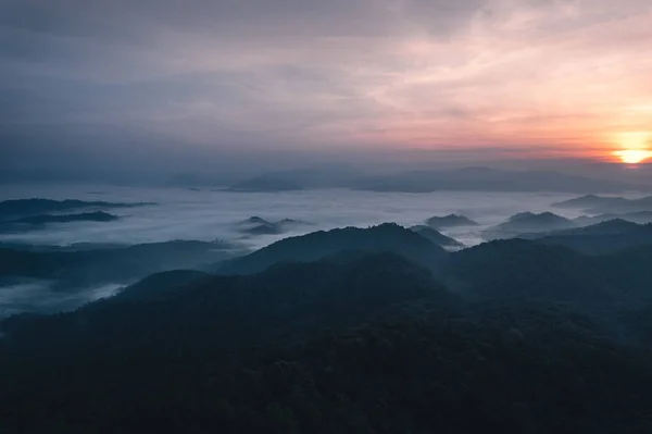 Berge Und Sonnenaufgang Morgen Und Nebel — Stockfoto