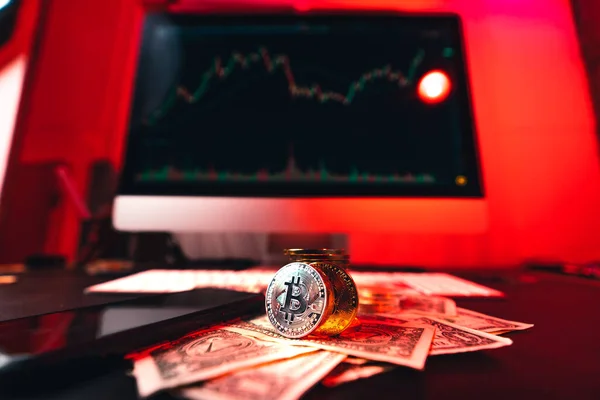 Bitcoin Auf Einem Heimcomputer Diagramm Und Geld Und Investitionen — Stockfoto