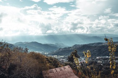 Tepedeki dağlar ve köyler, doğal manzara.