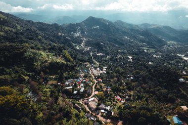 Tepedeki dağlar ve köyler, doğal manzara.