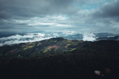 Tepedeki dağlar ve köyler, doğal manzara.