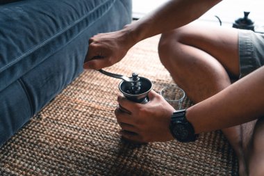 Kahve yapmak ve kahve damlatmak.