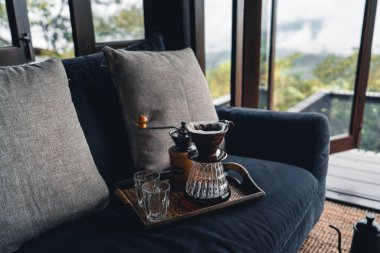 Kahve yapmak ve kahve damlatmak.