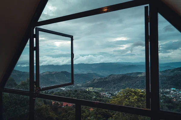 丘の上の山と村 自然景観 — ストック写真