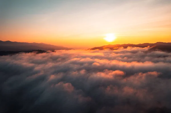 朝の自然界の山の中の霧 — ストック写真