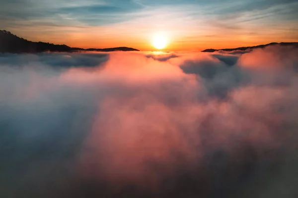 Vliegen Boven Wolken Zonsopgang Mist Heuvel — Stockfoto