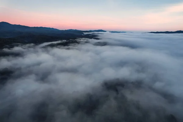 Fliegen Über Den Wolken Sonnenaufgang Und Nebel Auf Dem Hügel — Stockfoto