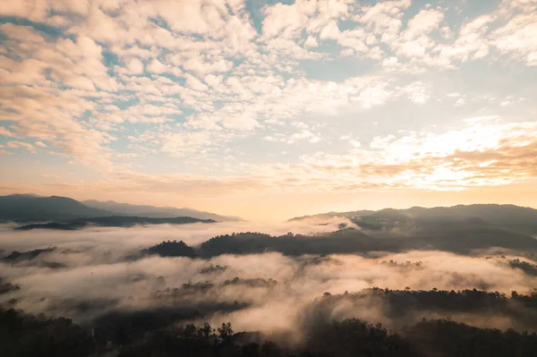 Fliegen Über Den Wolken Sonnenaufgang Und Nebel Auf Dem Hügel — Stockfoto