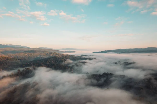 Bulutların Üzerinde Uçuyor Güneş Doğuyor Sis Tepede — Stok fotoğraf