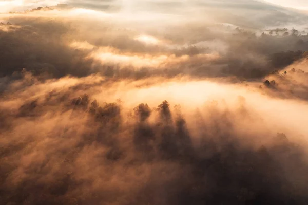 Fliegen Über Den Wolken Sonnenaufgang Und Nebel Auf Dem Hügel — Stockfoto