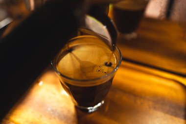 Kahve makinesindeki kahve fincanındaki kahve.