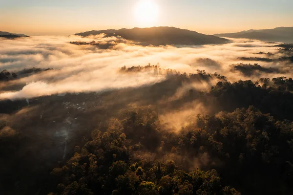 Fliegen Über Den Wolken Sonnenaufgang Und Nebel Auf Dem Hügel — Stockfoto